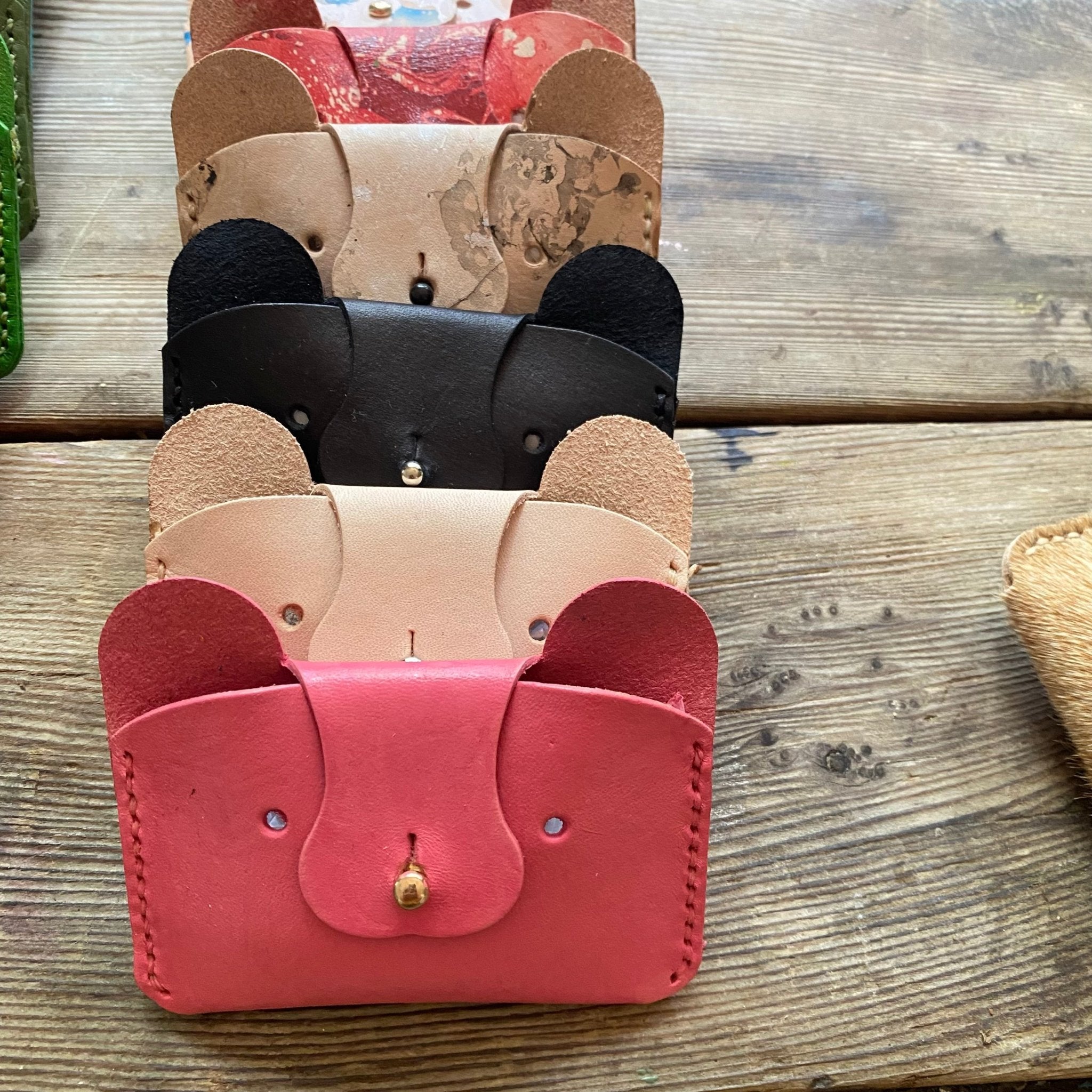 Veg-Tan Bear Wallet – Leather Card Case - La Tabla