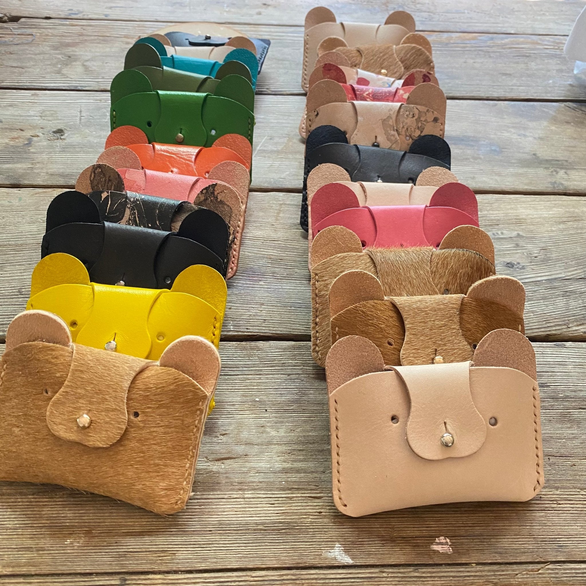 Veg-Tan Bear Wallet – Leather Card Case - La Tabla